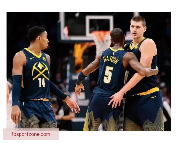 约基奇赛后穿小黄人拖鞋亮相曾COS格鲁角色趣味十足